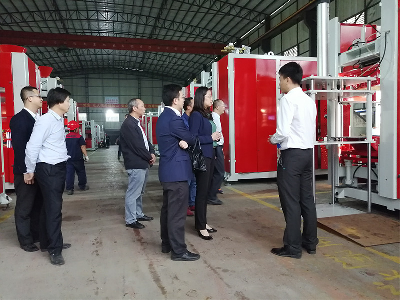 Technicians introduce casting molding machine to customers