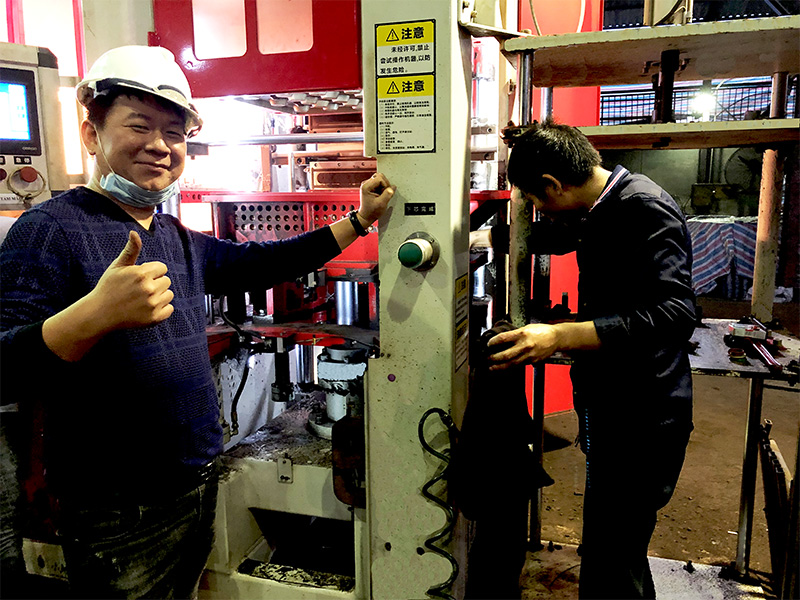 Maintenance of horizontal molding machine