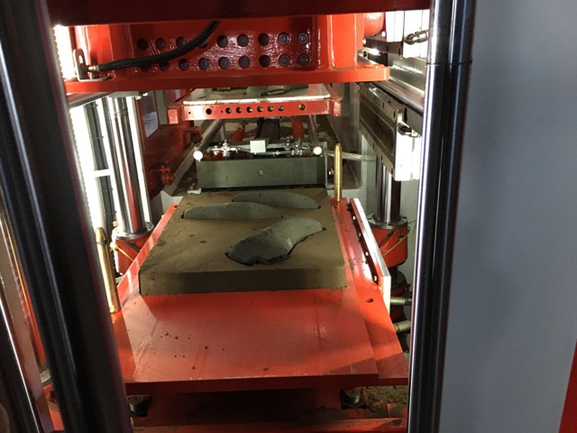 Automatic horizontal parting flaskless casting molding machine