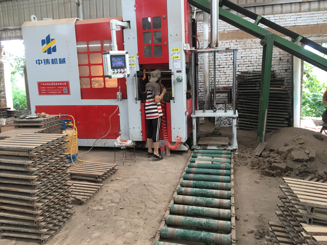 Fully automatic horizontal parting flaskless molding machine