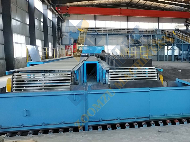 Automated green sand molding machine and a chain plate molding production line for the production of bearing housings.