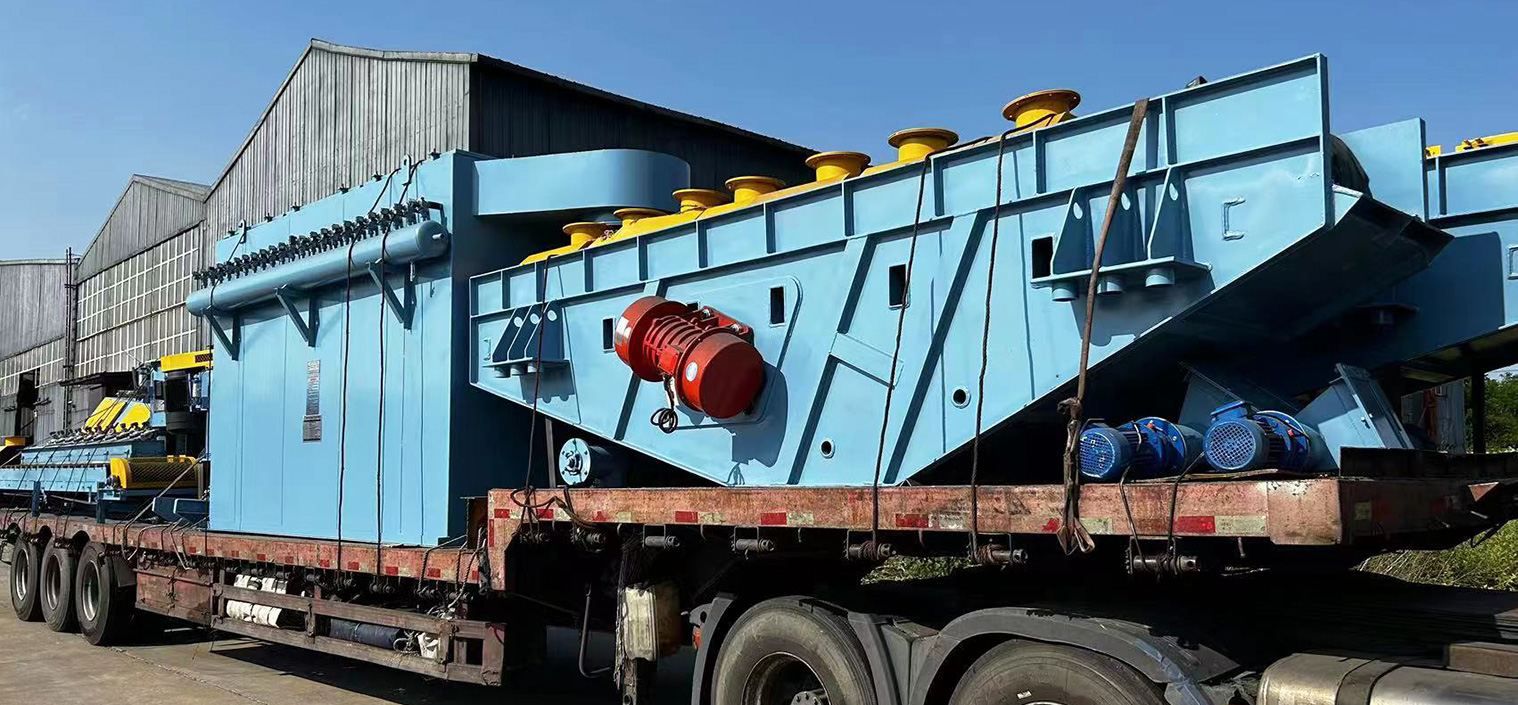 Conveyor type vibrating shakeout machine